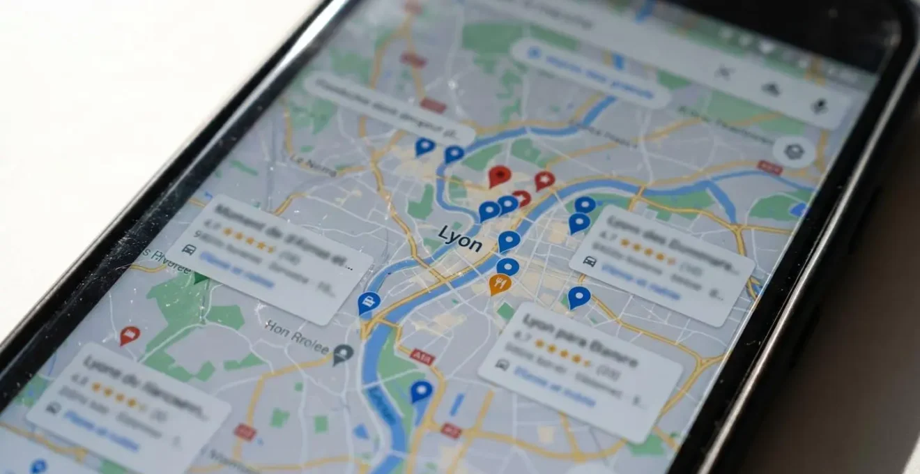 Écran de smartphone affichant une carte Google Maps avec plusieurs établissements locaux épinglés dans une zone de Lyon